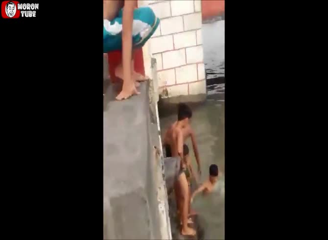 Video :A 12-year-old Filipino youngster drowns in front of his pals